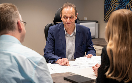 Beratungsgespräch zur Küchenplanung mit einem Experten im Möbelhaus