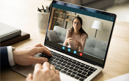 Online-Beratungsgespräch mit einer Einrichtungsexpertin per Videoanruf