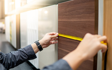 Küchenplanung: Breite einer Front mit Maßband präzise ausmessen