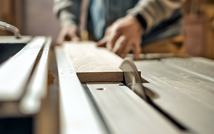 Präziser Holzzuschnitt mit Kreissäge – Möbelanfertigung in der Schreinerei